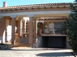 Chalet de dos plantas porticado