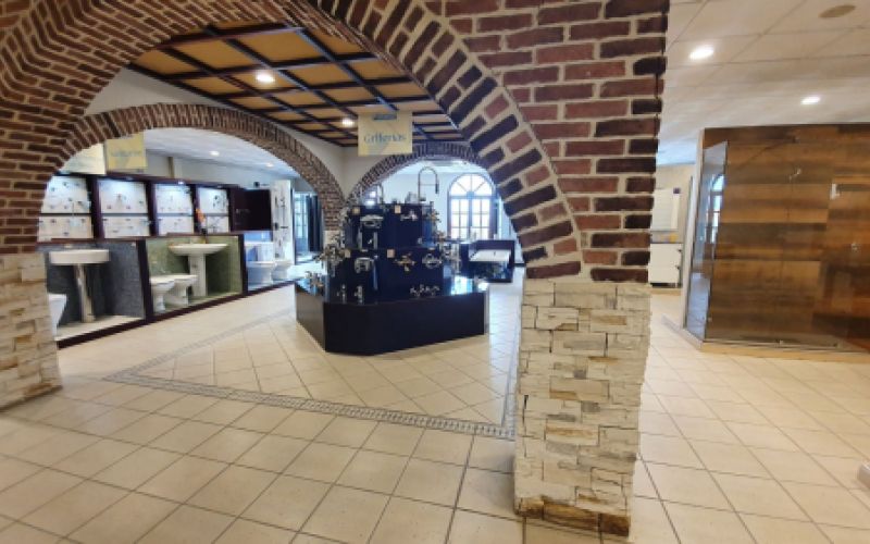 Tienda con expositores de azulejos