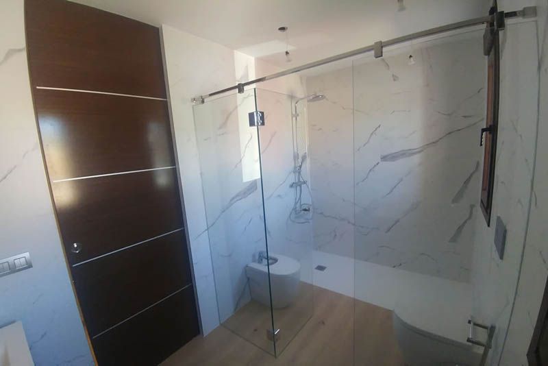 Mampara de ducha con azulejos