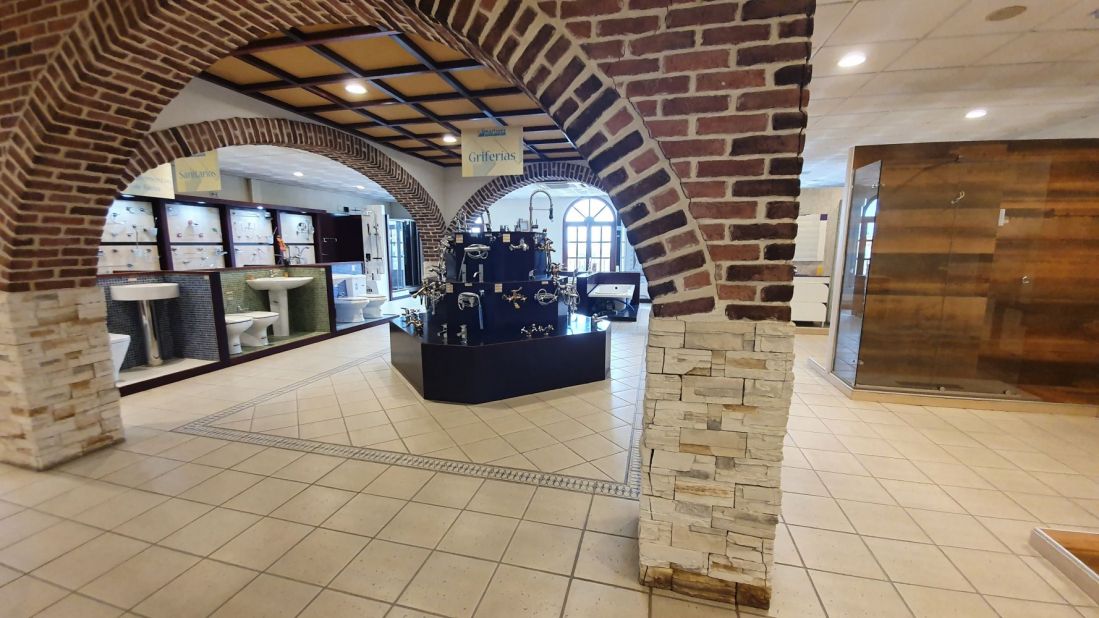 Tienda con expositores de azulejos