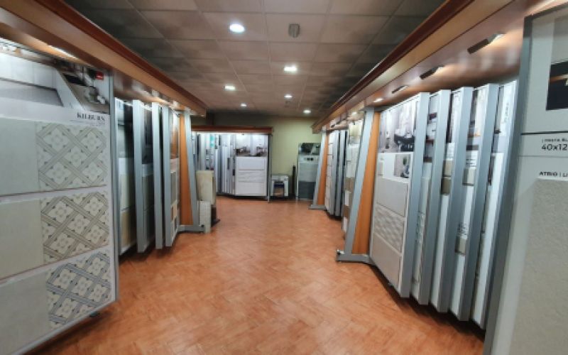Tienda con expositores de azulejos