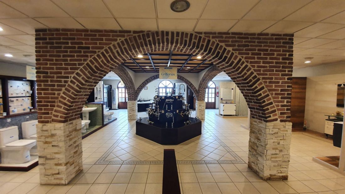 Tienda con expositores de azulejos