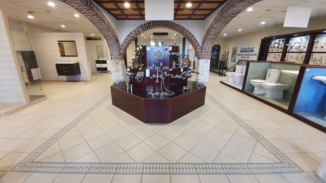 Tienda con expositores de azulejos