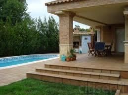 Chalet con porche y piscina