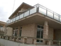 Chalet de dos plantas con muro de vidrio