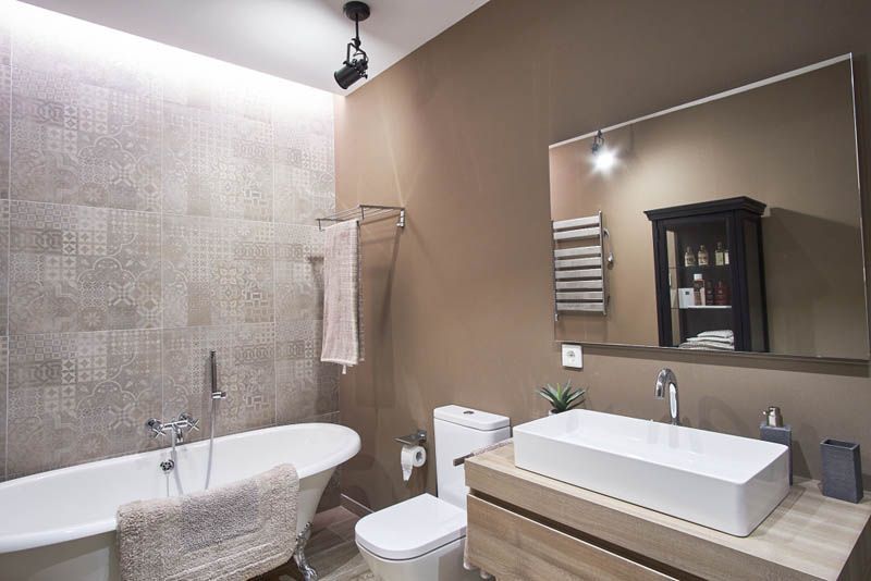 Baño completo reformado con azulejos