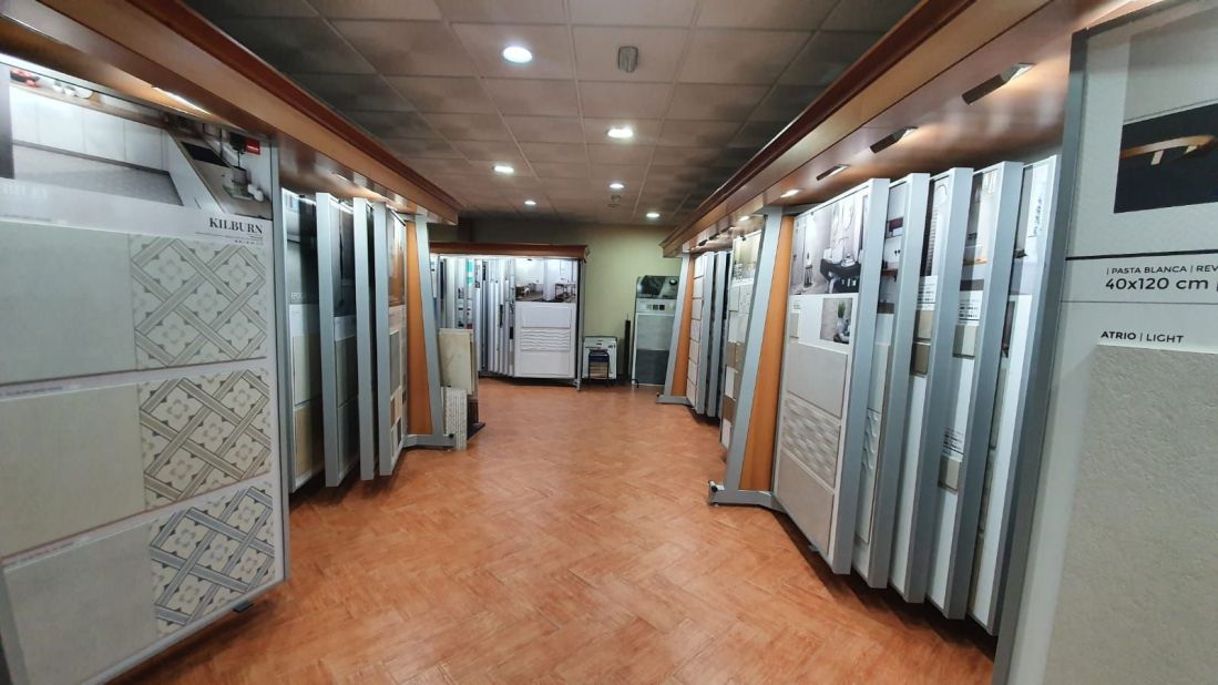 Tienda con expositores de azulejos